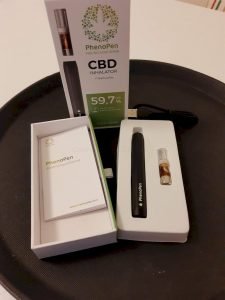 PhenoPen CBD Inhalator 3 Bild zeigt offene Schachtel, mit PhenoPen, CBD Konzentrat, Gebrauchsanweisung PhenoPen
